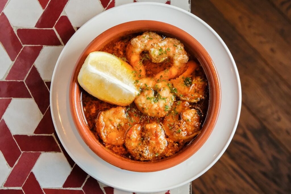 Prawns in small plates with lemon wedge